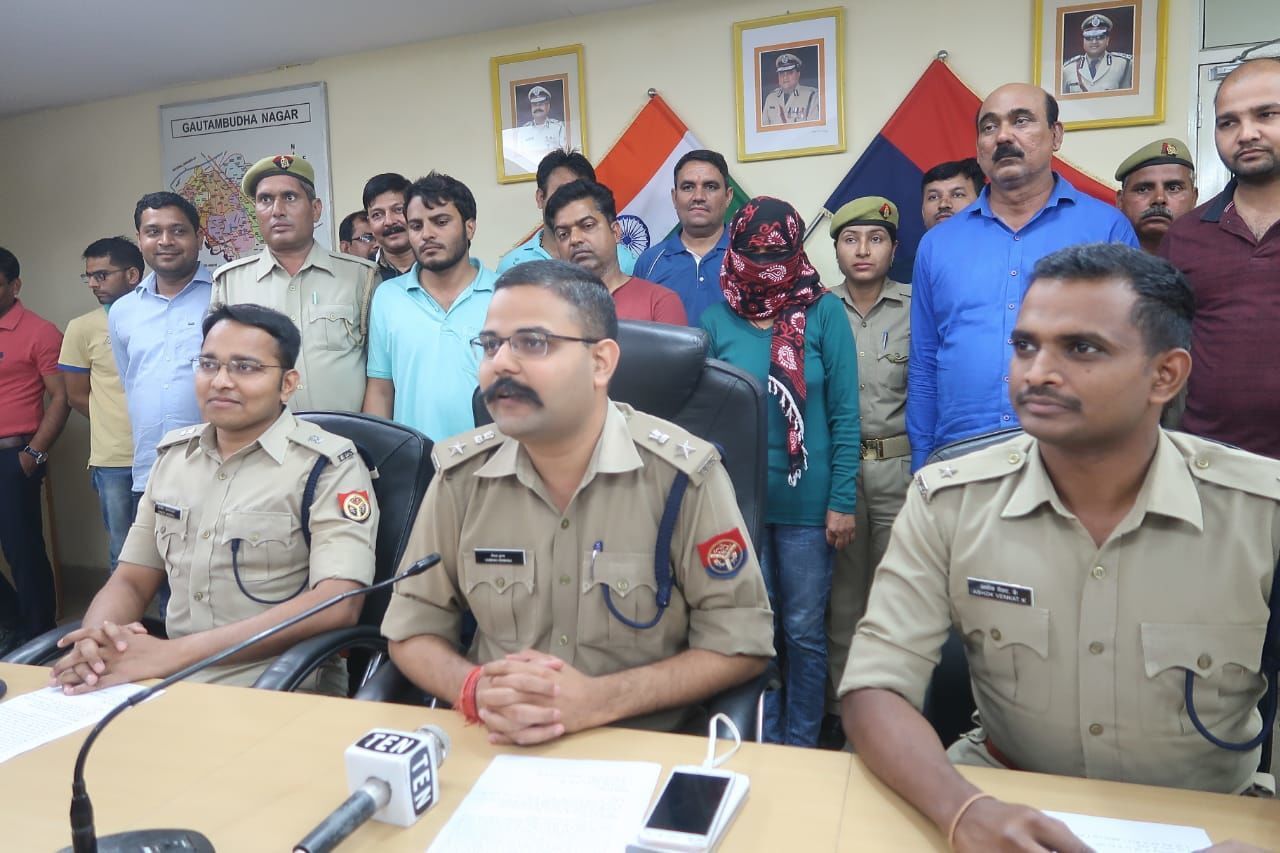 नोएडा पुलिस की बड़ी कामयाबी, लोगों को झूठे मुकदमो में फंसाने की धमकी देकर पैसे ऐंठने वाले चार गिरफ्तार नोएडा पुलिस की बड़ी कामयाबी, लोगों को झूठे मुकदमो में फंसाने की धमकी देकर पैसे ऐंठने वाले चार गिरफ्तार