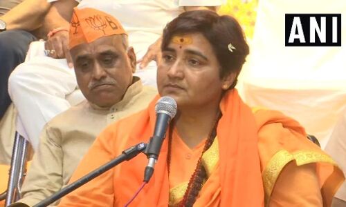 साध्वी प्रज्ञा ठाकुर अपनी जेल की यात्रा बताते समय फूट फूट कर रोने लगी, मौजूद भीड़ भी रो पड़ी साध्वी प्रज्ञा ठाकुर अपनी जेल की यात्रा बताते समय फूट फूट कर रोने लगी, मौजूद भीड़ भी रो पड़ी