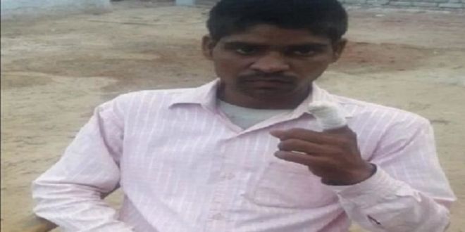 बीजेपी को वोट पड़ जाने पर युवक ने काट डाली ऊँगली बीजेपी को वोट पड़ जाने पर युवक ने काट डाली ऊँगली