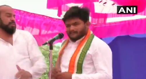कांग्रेस नेता हार्दिक पटेल को मंच पर आकर एक शख्स ने जड़ा थप्पड़, देखिए- VIDEO कांग्रेस नेता हार्दिक पटेल को मंच पर आकर एक शख्स ने जड़ा थप्पड़, देखिए- VIDEO
