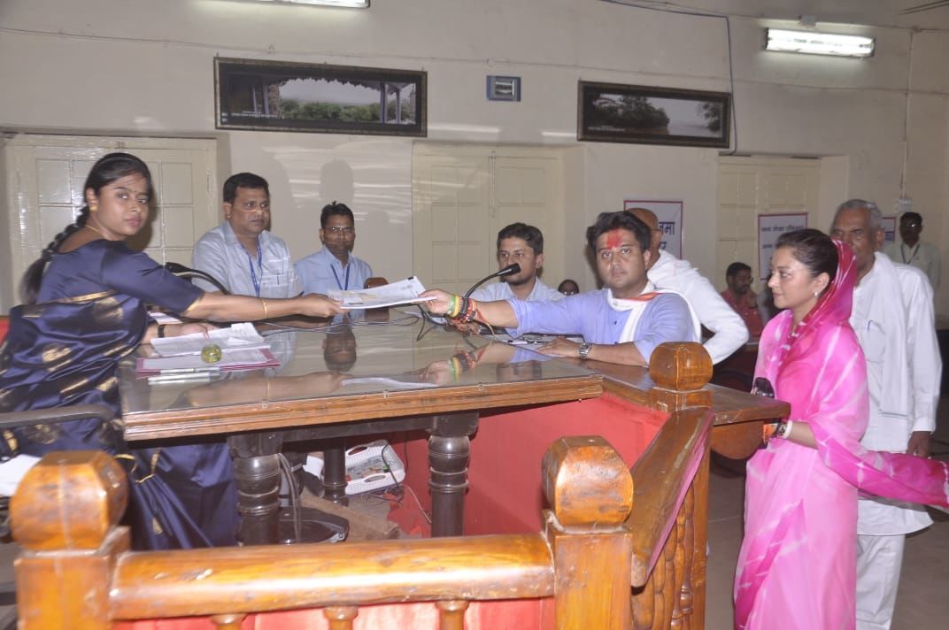 कांग्रेस के महासचिव ज्योतिरादित्य सिंधिया ने किया गुना से पर्चा फ़ाइल