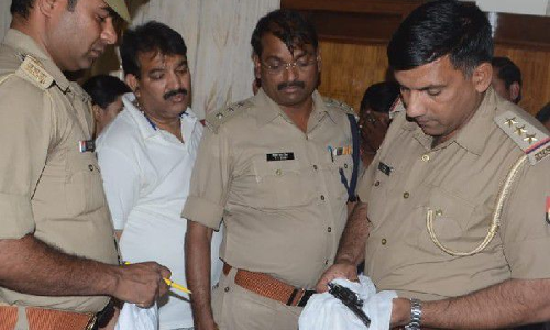 उत्तर प्रदेश के बरेली में पूर्व विधायक वीरेंद्र सिंह के भाई ने खुद को गोली से उड़ाया