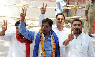 सपा-बसपा गठबंधन प्रत्याशी टी. राम ने तीन सेट में किया नामांकन, प्रस्तावक बनें सपा नेता राकेश मौर्या