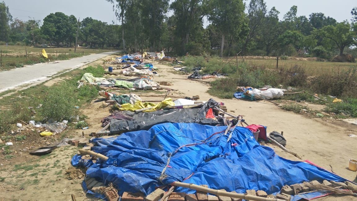 ढोंगी बाबा के ठिकाने पर छापेमारी, उजाड़ा आशियाना नाराज लोगो ने पुलिस पर बोला हमला थानेदार घायल ढोंगी बाबा के ठिकाने पर छापेमारी, उजाड़ा आशियाना नाराज लोगो ने पुलिस पर बोला हमला थानेदार घायल