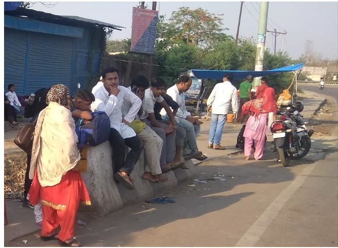 कड़ी धूप में पुलिया की दीवार है इनका बस अड्डा कड़ी धूप में पुलिया की दीवार है इनका बस अड्डा