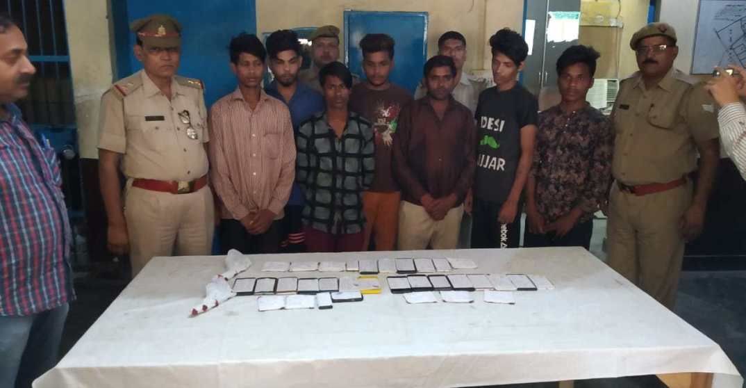 नोएडा पुलिस ने सात मोबाइल फोन लुटेरों को किया गिरफ्तार नोएडा पुलिस ने सात मोबाइल फोन लुटेरों को किया गिरफ्तार