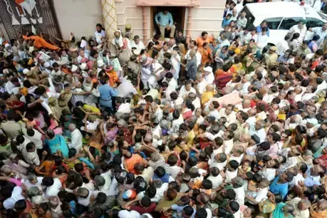 Tamil Nadu Muthampalayam : तमिलनाडु के मुथियमपलयम गांव में धार्मिक समारोह में भगदड़, सात की मौत दस घायल Tamil Nadu Muthampalayam : तमिलनाडु के मुथियमपलयम गांव में धार्मिक समारोह में भगदड़, सात की मौत दस घायल