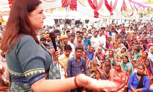 मेनका गाँधी ने निकाली भड़ास