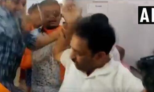 प्रज्ञा ठाकुर को NCP कार्यकर्ता ने दिखाए काले झंडे, जमकर हुई पिटाई, देखें VIDEO प्रज्ञा ठाकुर को NCP कार्यकर्ता ने दिखाए काले झंडे, जमकर हुई पिटाई, देखें VIDEO