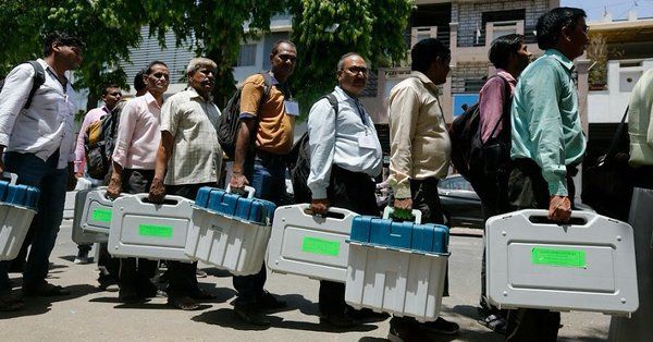 गुजरात में वोटिंग के दौरान 800 EVM और 1533 VVPAT मशीनें बदली
