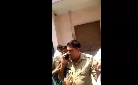 दलित को बोट डालने से रोका भेजा जेल दलित को बोट डालने से रोका भेजा जेल