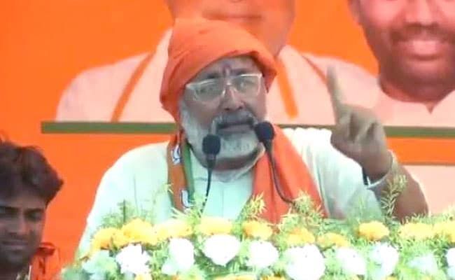 गिरिराज सिंह की चेतावनी, बोले- तीन हाथ जमीन चाहिए तो वंदे मातरम बोलना होगा गिरिराज सिंह की चेतावनी, बोले- तीन हाथ जमीन चाहिए तो वंदे मातरम बोलना होगा