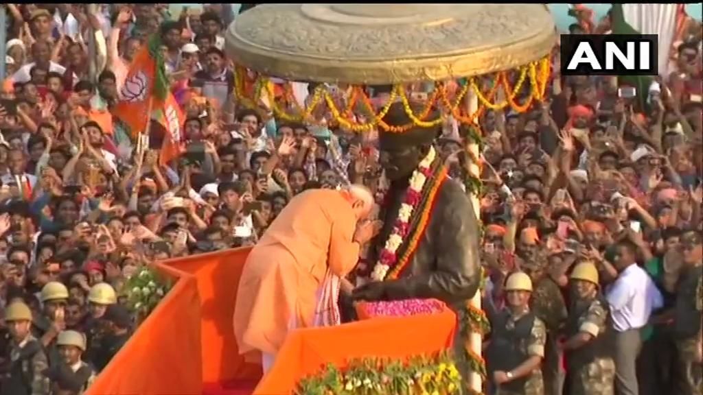 PM Modi in Varanasi LIVE Updates: BHU गेट पर मालवीय की मूर्ति पर माल्यार्पण के बाद मोदी का रोड शो शुरू