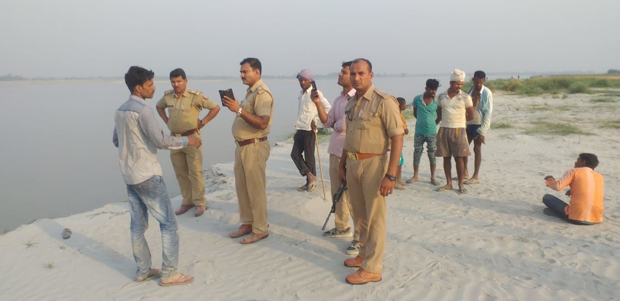 देवा थाना क्षेत्र की घटना, तीन हिरासत में, शव की तलाश में जुटी पुलिस देवा थाना क्षेत्र की घटना, तीन हिरासत में, शव की तलाश में जुटी पुलिस