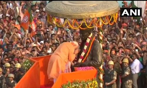 PM Modi in Varanasi LIVE Updates: BHU गेट पर मालवीय की मूर्ति पर माल्यार्पण के बाद मोदी का रोड शो शुरू
