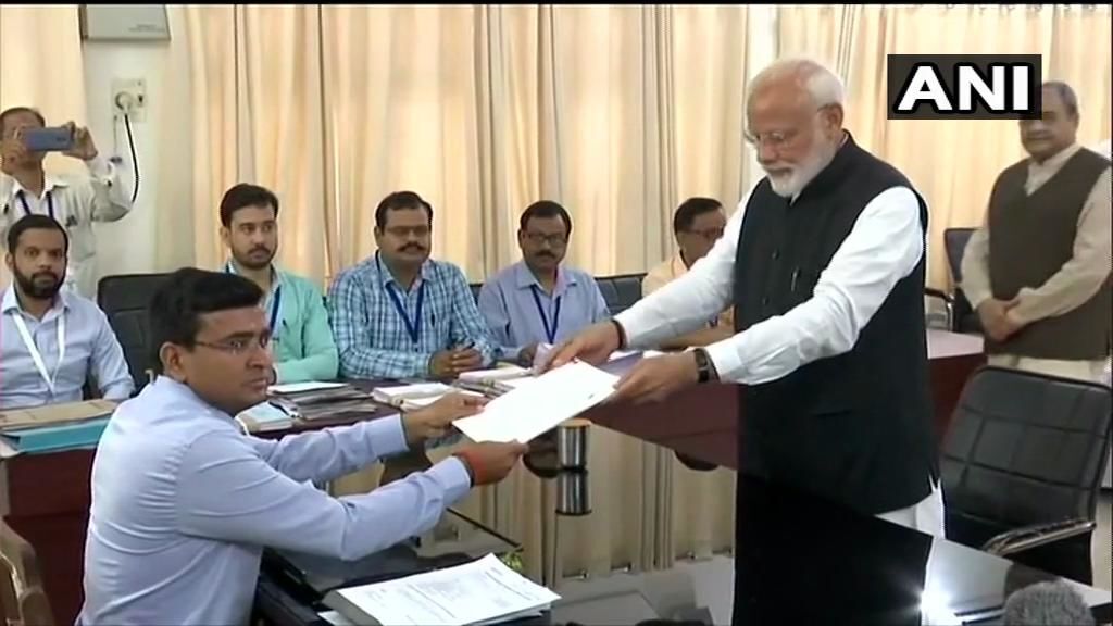 LIVE : PM मोदी ने वाराणसी से नामांकन किया दाखिल, महिला प्रस्तावक के छुए पैर