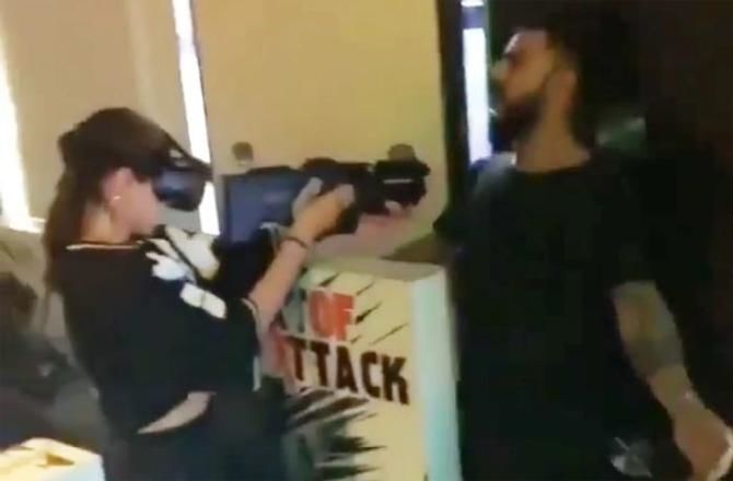 अनुष्का ने विराट कोहली पर चलाई गोली! VIDEO हुआ वायरल