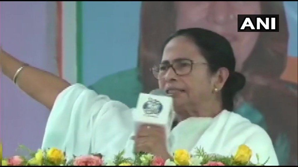 ममता बोलीं, मोदी को ऐसा लड्डू खिलाऊंगी, जिसे खाकर उनके दांत टूट जाएंगे ममता बोलीं, मोदी को ऐसा लड्डू खिलाऊंगी, जिसे खाकर उनके दांत टूट जाएंगे