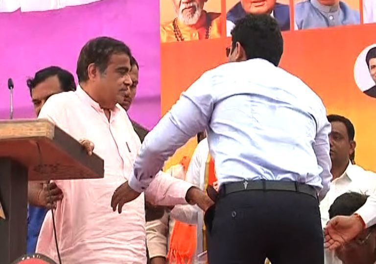 महाराष्ट्र: चुनावी सभा में केंद्रीय मंत्री नितिन गडकरी की बिगड़ी तबीयत