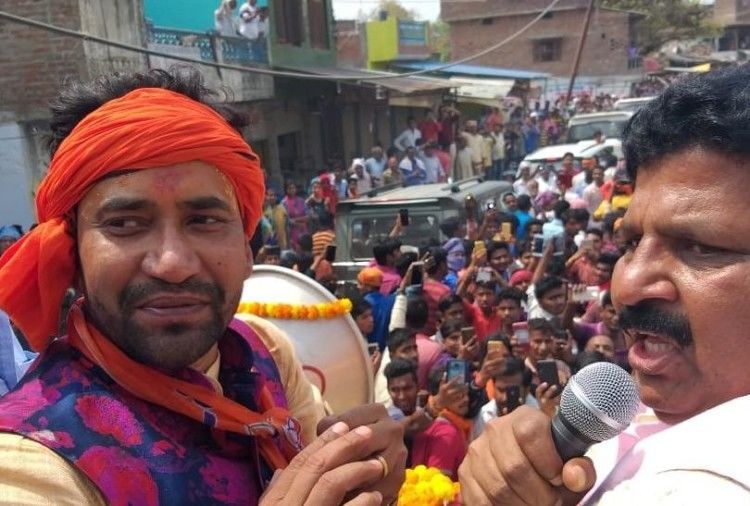 पत्रकार से पंगा नहीं छोड़ रहा है निरहुआ का पीछा, आजमगढ़ में करना पड़ा दुबारा नामांकन! पत्रकार से पंगा नहीं छोड़ रहा है निरहुआ का पीछा, आजमगढ़ में करना पड़ा दुबारा नामांकन!