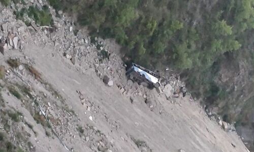 हिमाचल में बड़ा हादसा : गहरी खाई में गिरी बस, 12 लोगों की मौत, कई जख्मी