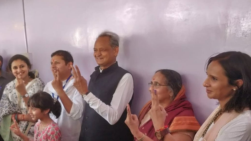 राजस्थान में 13 लोकसभा सीटों पर हो रहा है आज मतदान, 13 सीटों पर कुल 115 उम्मीदवार मैदान में राजस्थान में 13 लोकसभा सीटों पर हो रहा है आज मतदान, 13 सीटों पर कुल 115 उम्मीदवार मैदान में