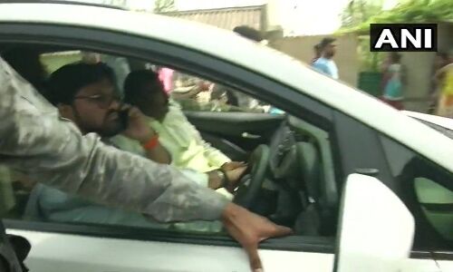 लोकसभा चुनाव : बंगाल में बवाल, केंद्रीय मंत्री बाबुल सुप्रियो की कार का शीशा तोड़ा, सुरक्षाबलों से मारपीट लोकसभा चुनाव : बंगाल में बवाल, केंद्रीय मंत्री बाबुल सुप्रियो की कार का शीशा तोड़ा, सुरक्षाबलों से मारपीट