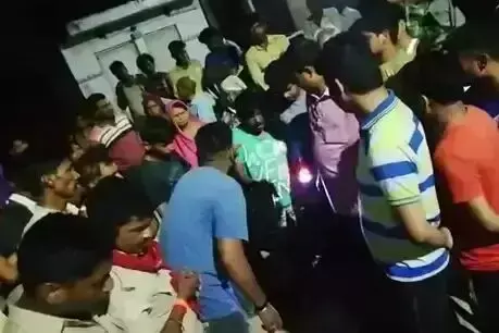 राजा भैया के कुंडा में पुलिस के समाने जनता ने चोर को पीट पीट कर मार डाला राजा भैया के कुंडा में पुलिस के समाने जनता ने चोर को पीट पीट कर मार डाला