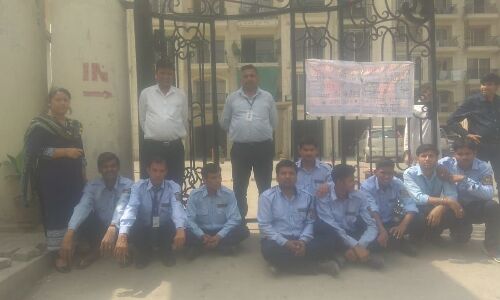 इंदिरापुरम : सैलरी न मिलने पर धरने पर बैठे सिक्योरिटी गार्ड