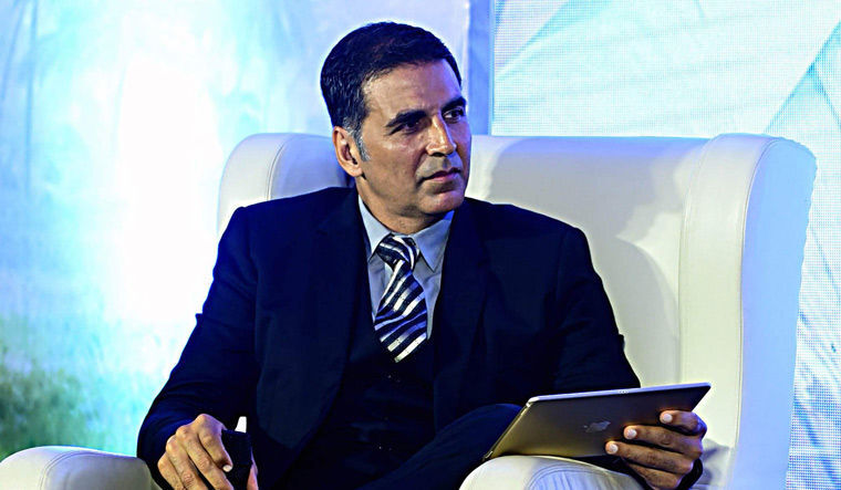 Corona से जंग लड़ रहे पुलिसकर्मियों को अक्षय कुमार ने गिफ्ट किए 1200 स्मार्ट बैंड Corona से जंग लड़ रहे पुलिसकर्मियों को अक्षय कुमार ने गिफ्ट किए 1200 स्मार्ट बैंड