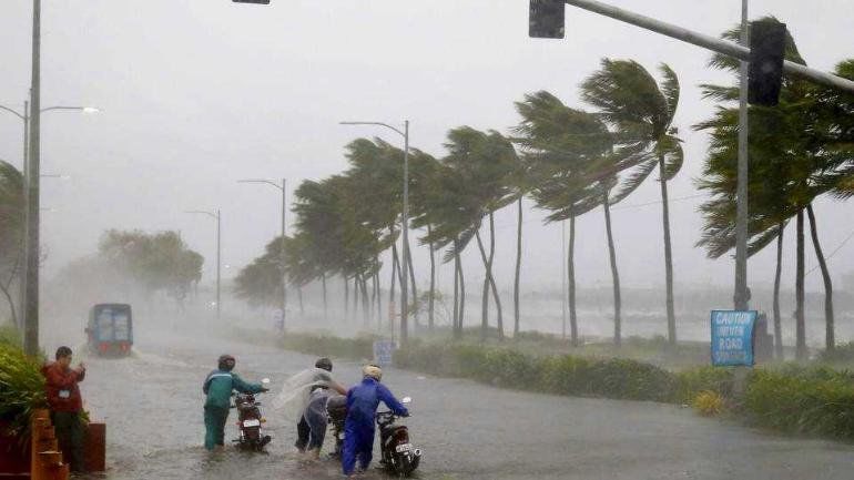 Cyclone Fani Live Update : फानी से अब तक दस की मौत, उड़ीसा में जनजीवन अस्त व्यस्त, अब बंगाल की और किया रुख Cyclone Fani Live Update : फानी से अब तक दस की मौत, उड़ीसा में जनजीवन अस्त व्यस्त, अब बंगाल की और किया रुख