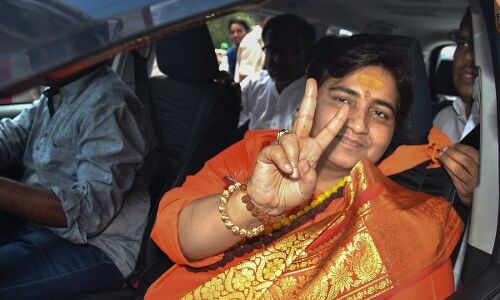 अब प्रज्ञा ठाकुर के कपड़ों पर उठाया कांग्रेस के मुख्यमंत्री ने सवाल, बताया क्या क्या पहनती थी साध्वी कपड़े! अब प्रज्ञा ठाकुर के कपड़ों पर उठाया कांग्रेस के मुख्यमंत्री ने सवाल, बताया क्या क्या पहनती थी साध्वी कपड़े!