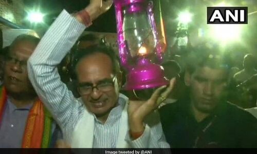 क्या शिवराज सिंह हुए लालूप्रसाद के राजद में शामिल? लालटेन लेकर निकले सडक पर क्या शिवराज सिंह हुए लालूप्रसाद के राजद में शामिल? लालटेन लेकर निकले सडक पर