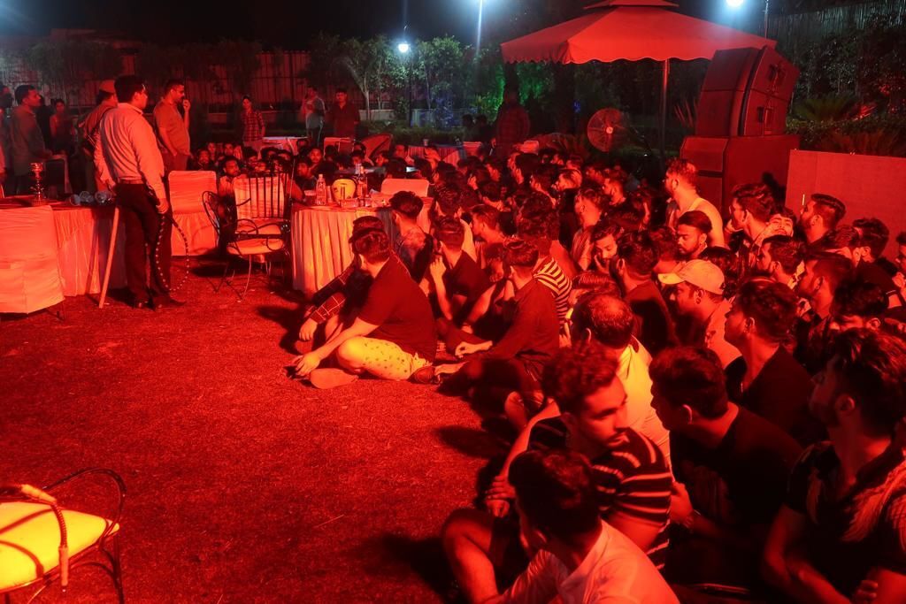 फार्म हाउस में चल रही रेव पार्टी में एसएसपी का छापा फार्म हाउस में चल रही रेव पार्टी में एसएसपी का छापा