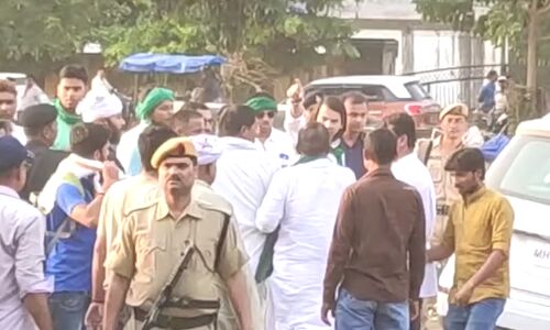 ...जब राबड़ी देवी के सामने ही कार्यकर्ताओं से भिड़ गए तेज प्रताप यादव, देखें VIDEO ...जब राबड़ी देवी के सामने ही कार्यकर्ताओं से भिड़ गए तेज प्रताप यादव, देखें VIDEO