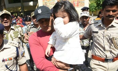 मोहाली से रांची आए धोनी, बेटी संग पहुंचे मतदान केंद्र मोहाली से रांची आए धोनी, बेटी संग पहुंचे मतदान केंद्र