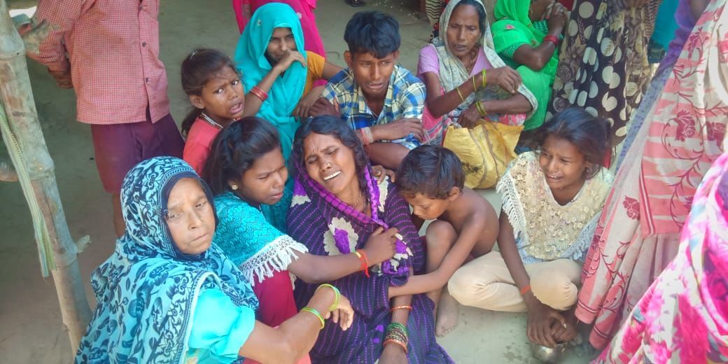 सार्ट सर्किट से लगी आग में पूरा गांव जलकर राख, खुलेआस्मान के नीचे बसर करने को मजबूर हुए लोग सार्ट सर्किट से लगी आग में पूरा गांव जलकर राख, खुलेआस्मान के नीचे बसर करने को मजबूर हुए लोग
