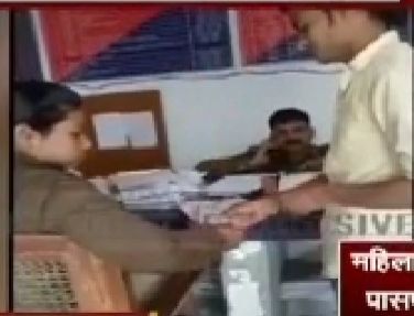 रिश्वत लेते वीडियो वायरल होने पर एसपी ने महिला सिपाही को लाइन हाजिर करके जांच के आदेश दिए रिश्वत लेते वीडियो वायरल होने पर एसपी ने महिला सिपाही को लाइन हाजिर करके जांच के आदेश दिए