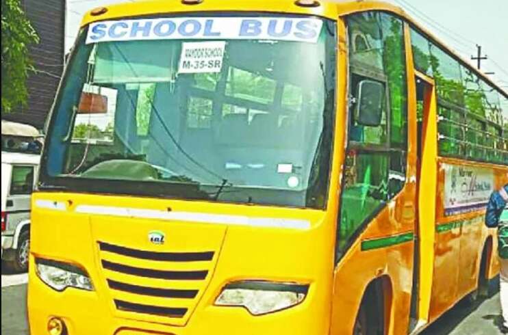 School Bus In Noida : स्थानीय लोगों की सूझबूझ से बची बस में बैठे स्कूली बच्चों की जान