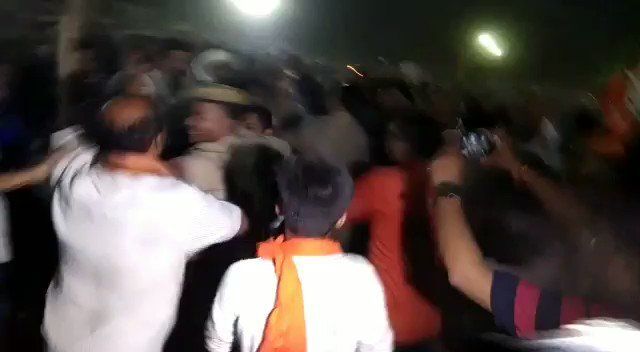 Modi black flag in Prayagraj : पीएम मोदी को दिखाया प्रयागराज में काला झंडा, युवक की जमकर धुनाई देखिये वीडियो Modi black flag in Prayagraj : पीएम मोदी को दिखाया प्रयागराज में काला झंडा, युवक की जमकर धुनाई देखिये वीडियो