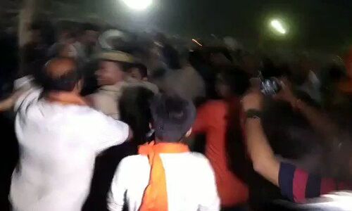 Modi black flag in Prayagraj : पीएम मोदी को दिखाया प्रयागराज में काला झंडा, युवक की जमकर धुनाई देखिये वीडियो Modi black flag in Prayagraj : पीएम मोदी को दिखाया प्रयागराज में काला झंडा, युवक की जमकर धुनाई देखिये वीडियो