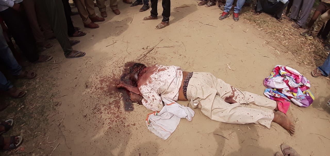 बैंक से लौट रहे व्यक्ति की बांका से ताबड़तोड़ हमला करके हत्या कर दी , मामला जमीनी रंजिश से जुड़ा बताया जा रहा है बैंक से लौट रहे व्यक्ति की बांका से ताबड़तोड़ हमला करके हत्या कर दी , मामला जमीनी रंजिश से जुड़ा बताया जा रहा है
