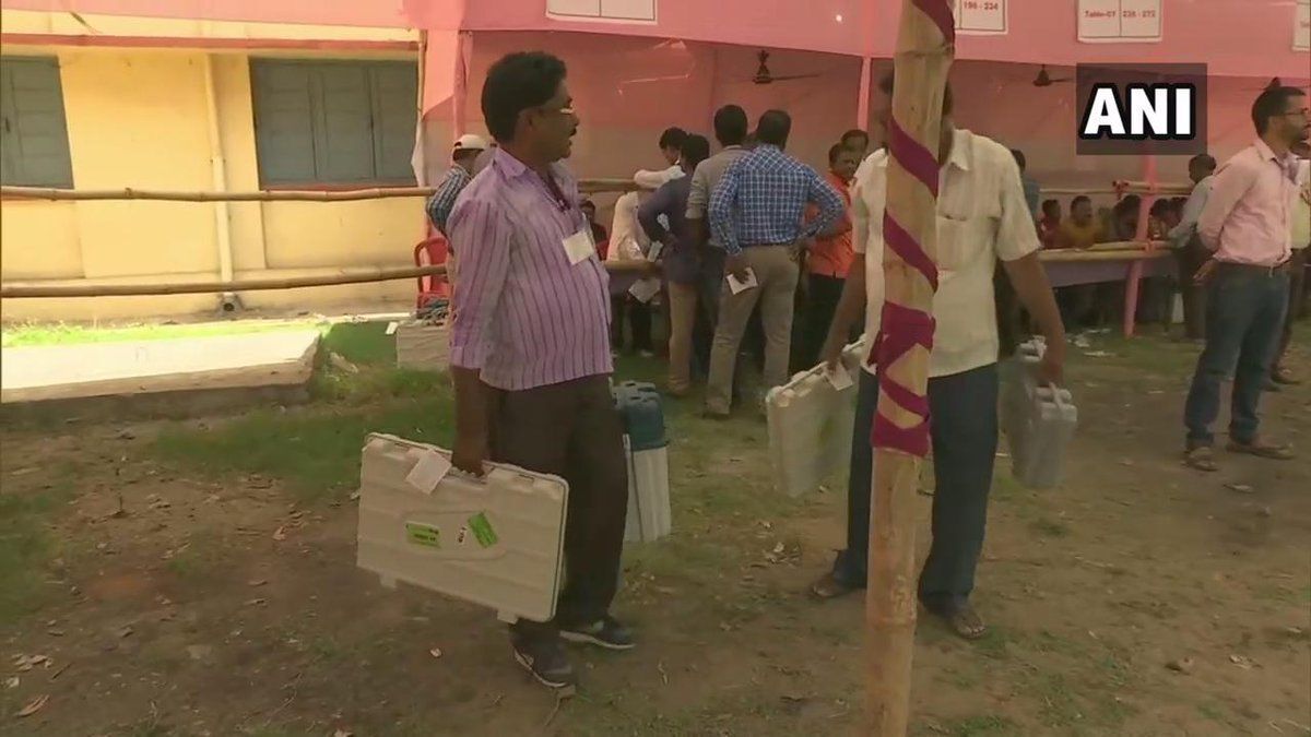 प्रयागराज की दोनों लोकसभा सीटों पर मतदान की तैयारियां पूर्ण ,पोलिंग पार्टियां हो रही हैं रवाना प्रयागराज की दोनों लोकसभा सीटों पर मतदान की तैयारियां पूर्ण ,पोलिंग पार्टियां हो रही हैं रवाना