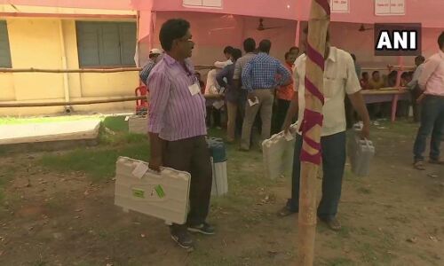 प्रयागराज की दोनों लोकसभा सीटों पर मतदान की तैयारियां पूर्ण ,पोलिंग पार्टियां हो रही हैं रवाना प्रयागराज की दोनों लोकसभा सीटों पर मतदान की तैयारियां पूर्ण ,पोलिंग पार्टियां हो रही हैं रवाना