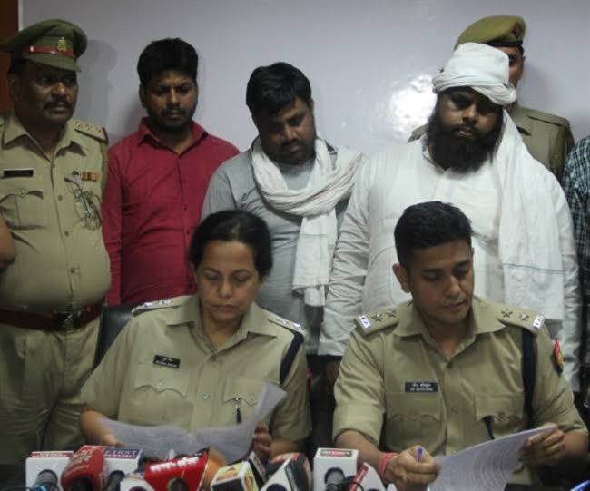 नोएडा पुलिस के हाथ लगी बडी सफलता 25 हजार के तीन इनामी गौ तस्कर गिरफ्तार नोएडा पुलिस के हाथ लगी बडी सफलता 25 हजार के तीन इनामी गौ तस्कर गिरफ्तार