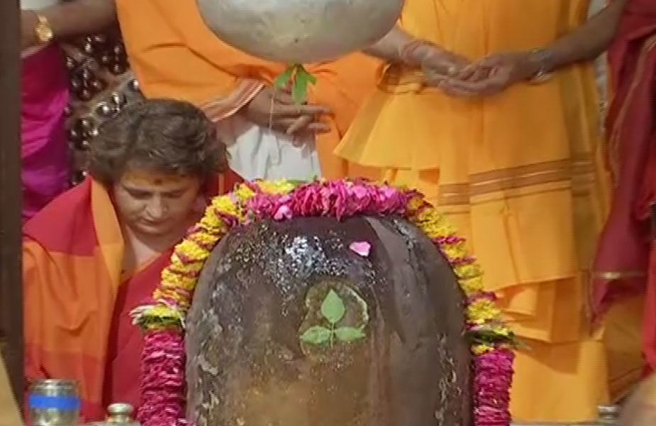 महाकाल के दरबार में पहुंची प्रियंका, माँगा यह आशीर्वाद महाकाल के दरबार में पहुंची प्रियंका, माँगा यह आशीर्वाद