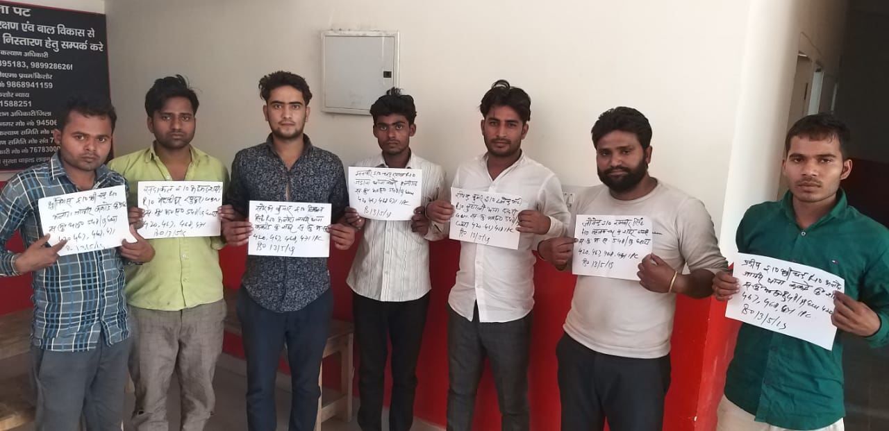 नोएडा पुलिस ने फर्जी मार्कशीट बनाने वाले नटवरलाल समेत 7 लोगो को किया गिरफ्तार