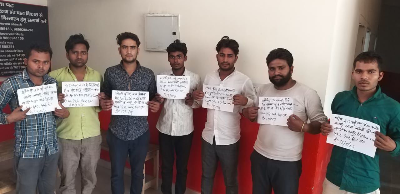 नोएडा पुलिस ने फर्जी मार्कशीट बनाने वाले नटवरलाल समेत 7 लोगो को किया गिरफ्तार नोएडा पुलिस ने फर्जी मार्कशीट बनाने वाले नटवरलाल समेत 7 लोगो को किया गिरफ्तार