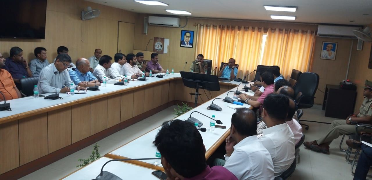 डीएम और एसएसपी ने दिए पैट्रोल पंप मालिकों को सख्त निर्देश, 27 मई के बाद बिना हेलमेट नहीं मिलेगा पेट्रोल डीएम और एसएसपी ने दिए पैट्रोल पंप मालिकों को सख्त निर्देश, 27 मई के बाद बिना हेलमेट नहीं मिलेगा पेट्रोल