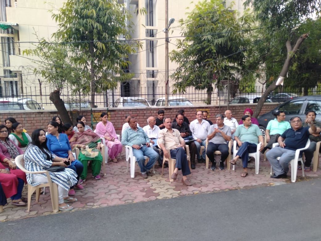 ग्रीन बेल्ट पर डंपिंग ग्राउंड बनाने का सैक्टर वासियों ने किया विरोध ग्रीन बेल्ट पर डंपिंग ग्राउंड बनाने का सैक्टर वासियों ने किया विरोध